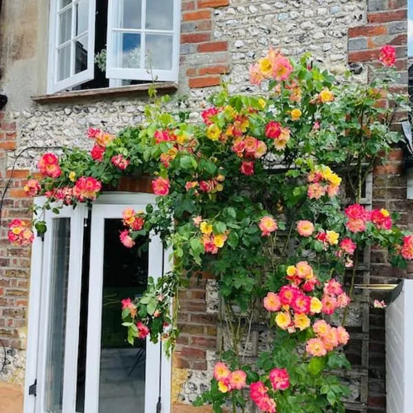Beautiful 18th century cottage in Arundel, hotel din Arundel