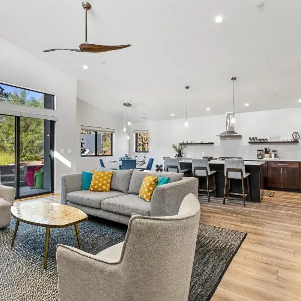 Modern Luxury Home in West Sedona with Hot Tub, hotel v destinaci Sedona