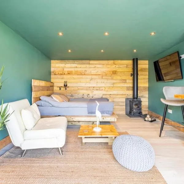 Self contained cabin, firepit, NR MOD aztec, m5, m4, hotel v destinaci Bristol