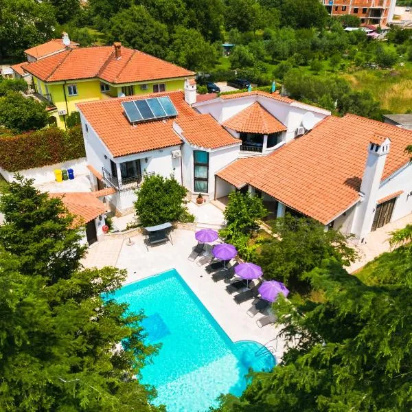 Villa Belvue - Big Pool & Private Parking - 500m Sea, ξενοδοχείο σε Medulin