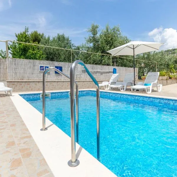 Apartments Mila Family with pool, hotel in Tribunj
