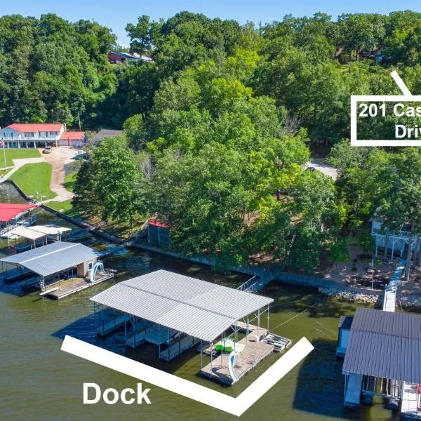 Large Lake Tudor Home, Dock, 3 acres, walk to Bagnell Dam , 1 MM, hotel in Lake Ozark