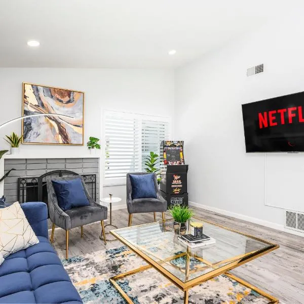 Mins to Disney Chic 3BR with Arcade, hotel in Santa Ana