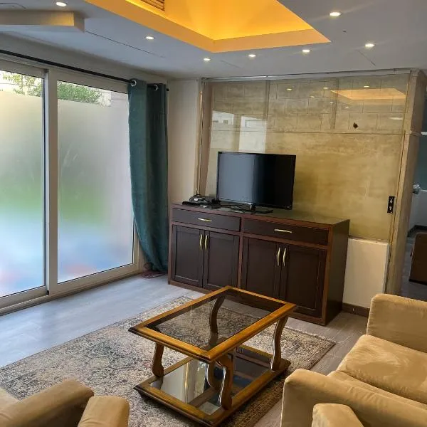 3-bedroom apartment with private garden, Sheikh Zayed City center, hotel v destinaci ‘Izbat Yūsif Barrādah