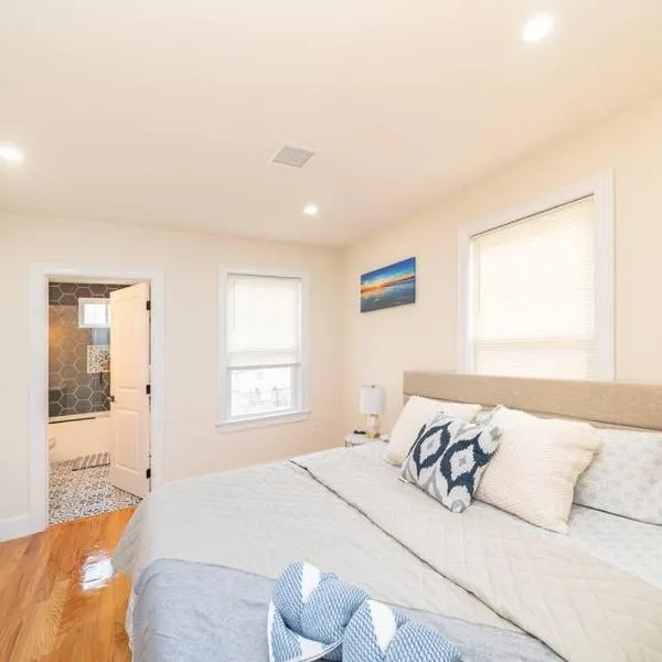 Bright & Spacious 4BR & 2BA Boston Apt - Bathtub, Free Parking near Red Line 802, hotell i Boston