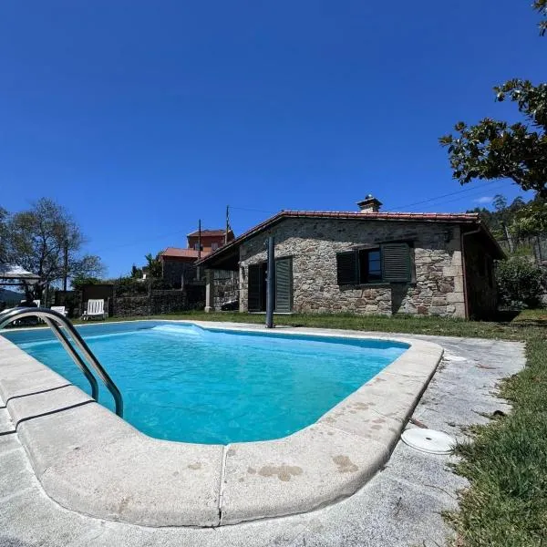 Casa 2 habitaciones con piscina y cenador al aire libre, hotel v destinaci Pontevedra