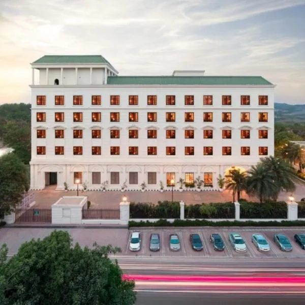 DLF Club 3, hotel in Gurgaon