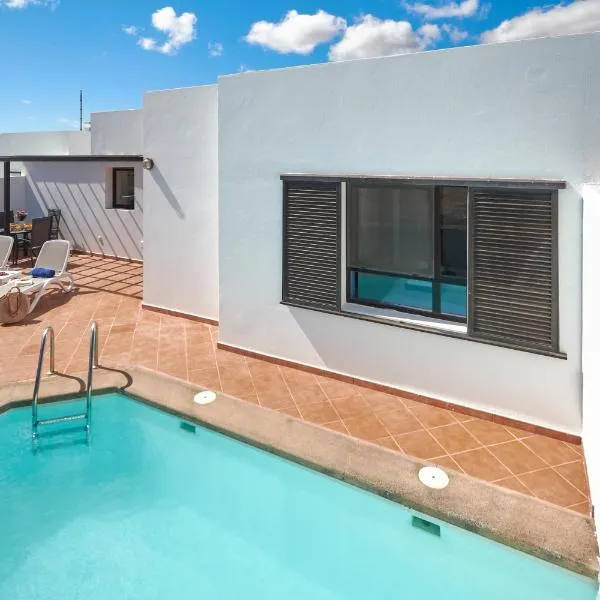 Bungalow María de Timanfaya - Sea and Mountains Views, Pool, WiFi, 15 minutes walk to Marina Rubicón, hotel in Playa Blanca