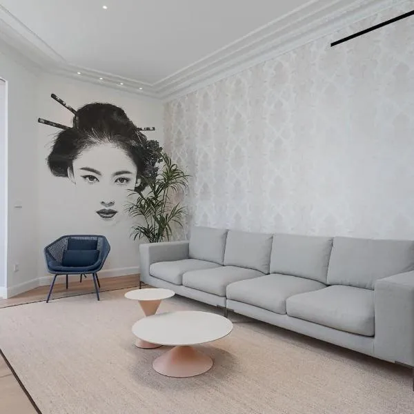 “Mondrian” new, ac, design lovers, near La Concha, hotel sa San Sebastián