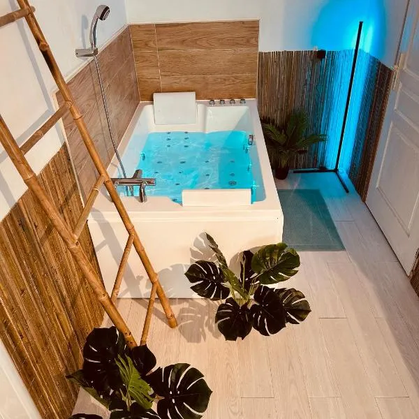 Amour l Romance l Chambre Secrète l Balnéo Massage, hotel em Rousson