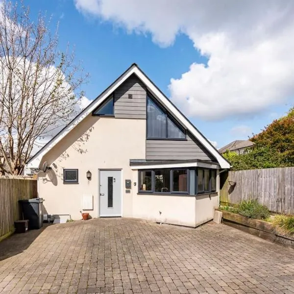 Three Bedroom Detached Home with Parking, Dog friendly, Quiet location, Short Drive to Beach!, Hotel in Bournemouth