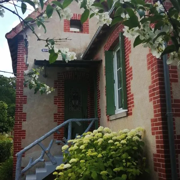 Maison " Bouton d'or" au bord de l'eau, à 10 mn de Tours , meublé classé une étoile, Hotel in Saint-Avertin