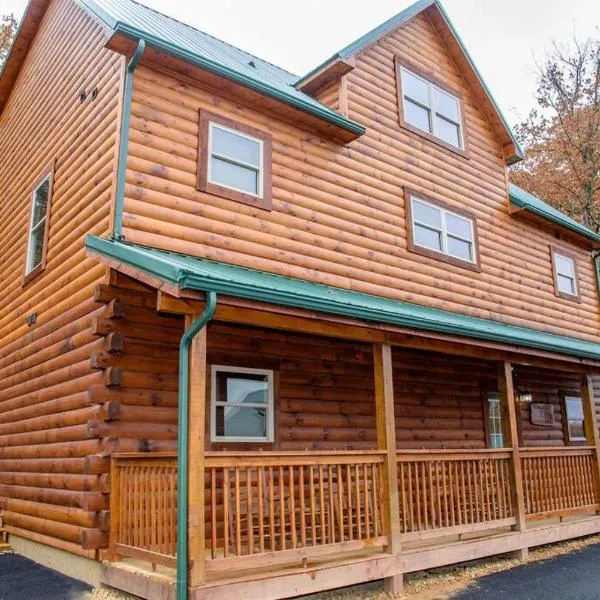 Spacious 2800 sq ft-Cozy Wood Cabin-NEW BUILD, hotel i Pigeon Forge