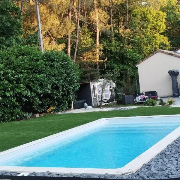 Familly 3 se trouve a 10 min du circuit des 24 h du mans 1 H 30 du péage saint Arnoult 15 min du pôle européen du cheval a savignee l'évêque, Hotel in Changé