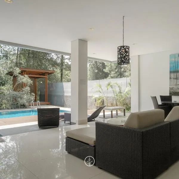 Hikari Hill View Villa 7 bedrooms with a private swimming pool and Billiard, hotel in Bandung