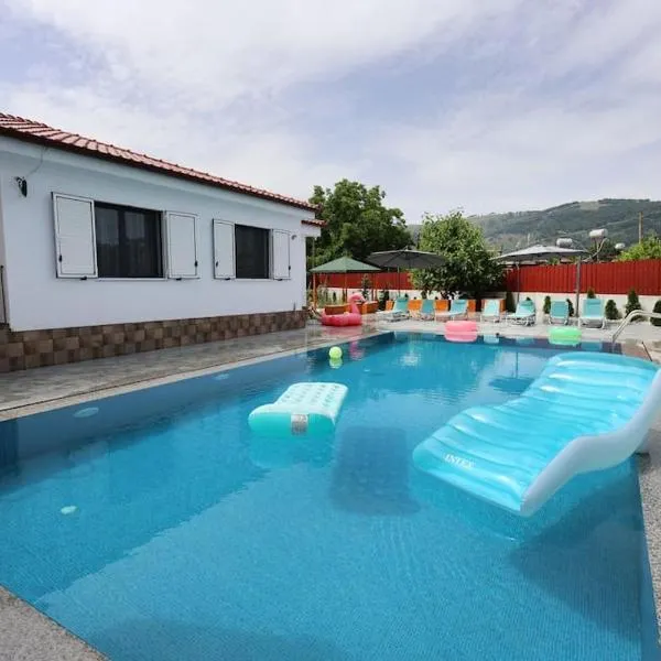 Villa Valentino Swimming Pool, hotel in Moravë