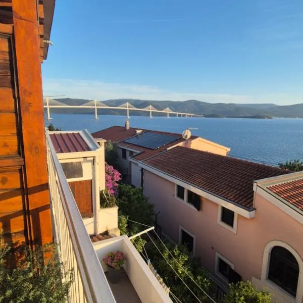Vila LUCA, Hotel in Komarna