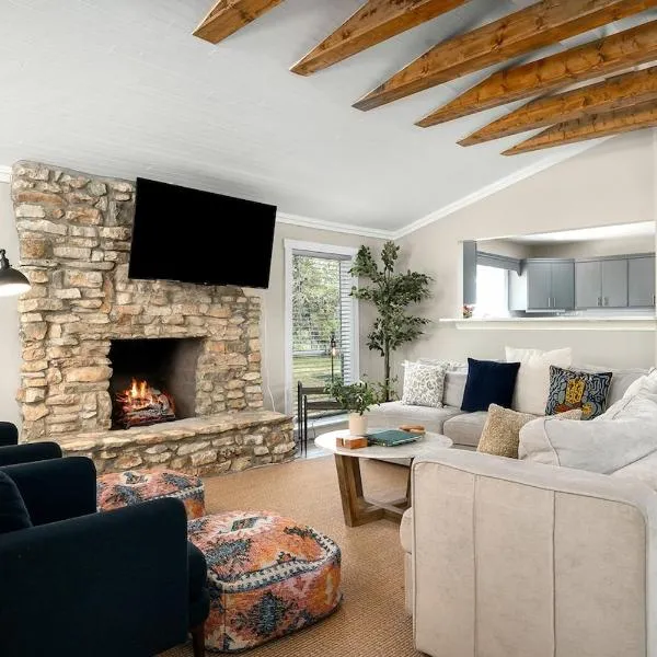 Hummingbird Haus - Sleeps 12 Cowboy Pool Firepit, hotel in Fredericksburg