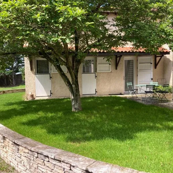 Logement type 2 dans un parc verdoyant, hotel in Andrézieux-Bouthéon