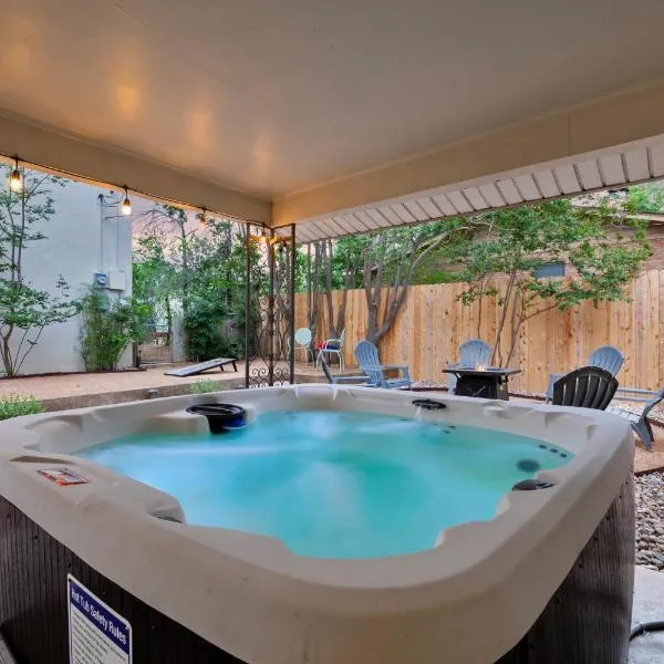 The Coop and Roost - Hot Tub & Cowboy Pool: Fredericksburg şehrinde bir otel