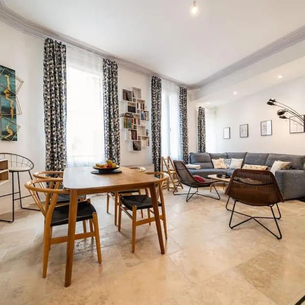 Appart climatisé, salon spacieux à 2min des Arènes, hotel en Arles