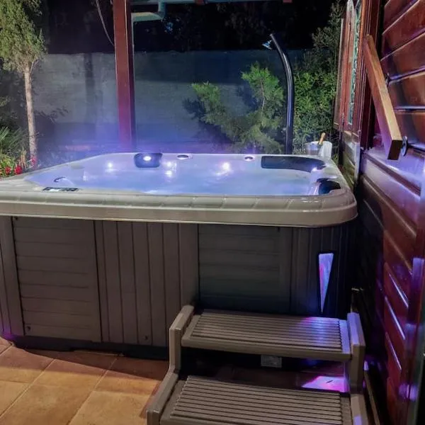 Pure Nature Haven By The Sea with Hot Tub、ロヴィニのホテル