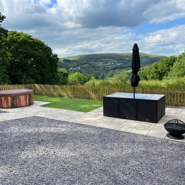 Three bed static caravan with fantastic views and hottub, hotel in Swansea