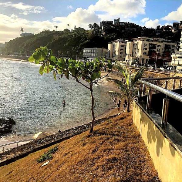 Confortável apto no Rio Vermelho em frente à praia