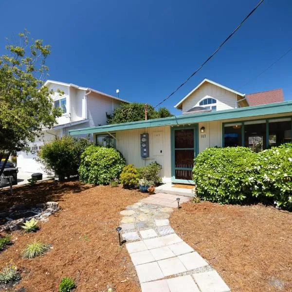 Private Cottage House - Walk to Beaches HarborFood Trials so much more, hotel in El Granada