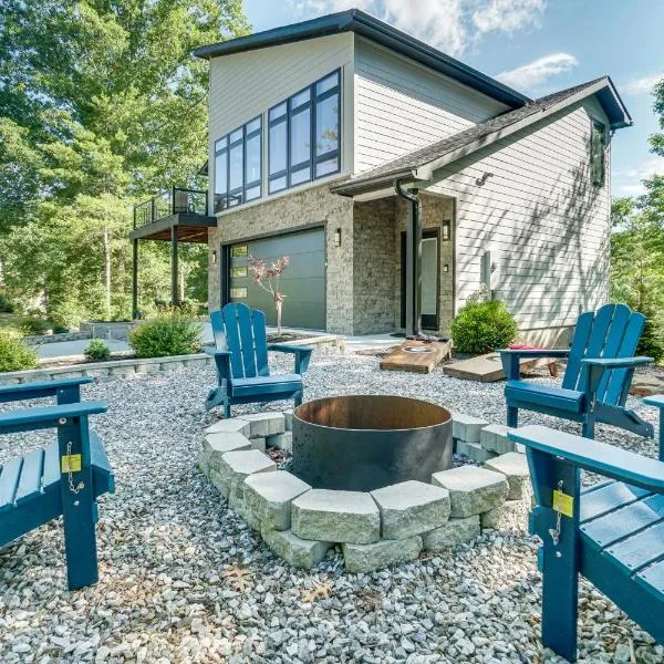 Luxury Modern Home on Golf Course with Game Room!, hotel en Helen
