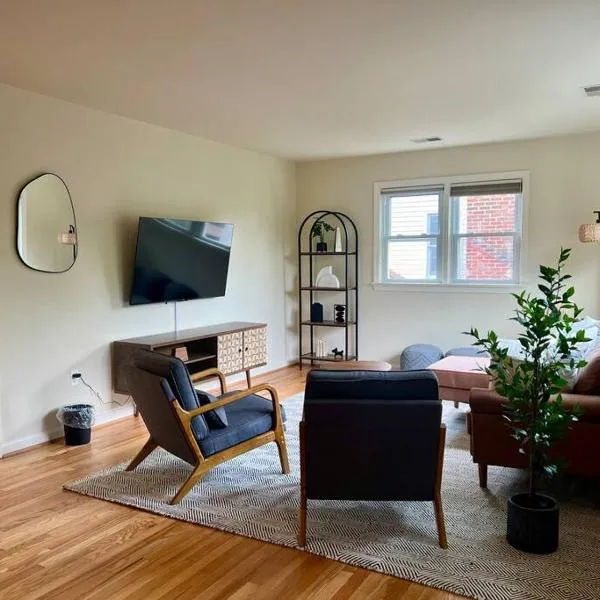 New Cozy Penthouse, khách sạn ở Arlington
