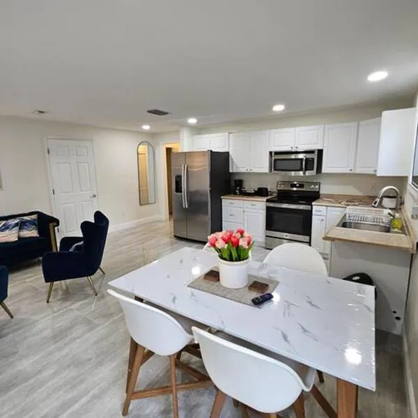 Cozy Two Bedrooms Apartment in Valrico, hotel v destinaci Valrico