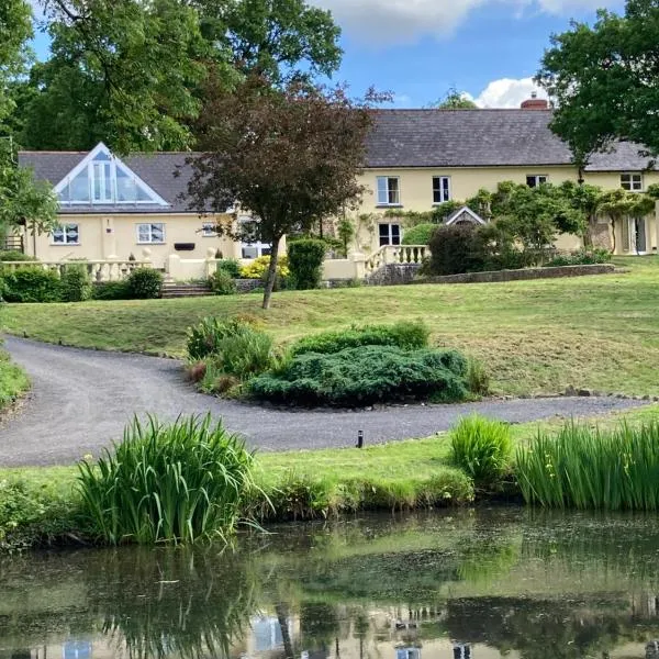 The Old Dairy With Indoor Pool In Devon, Hotel in Broadwoodkelly