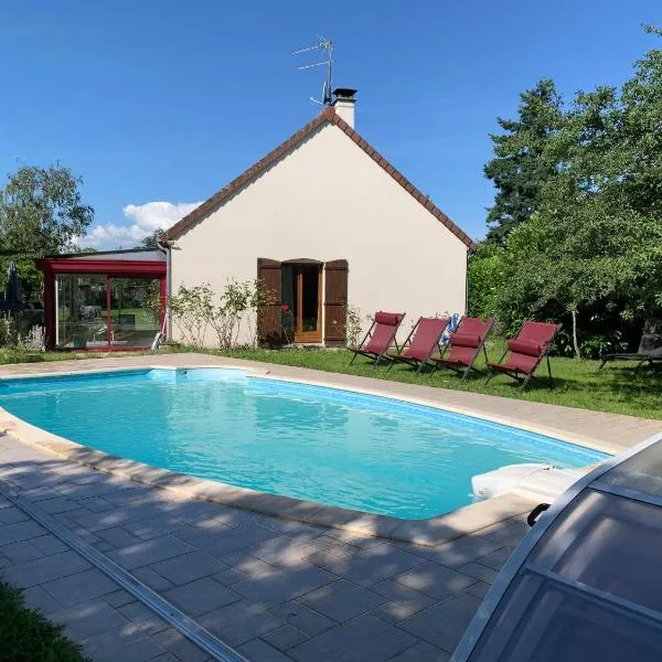 Gîte 3 étoiles les Gourlines avec balneo, véranda, piscine et garage, hotel em Avermes