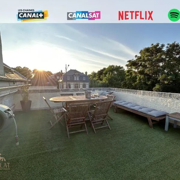 ROOFTOP - COSY FLAT Centre Senlis, hotel en Senlis