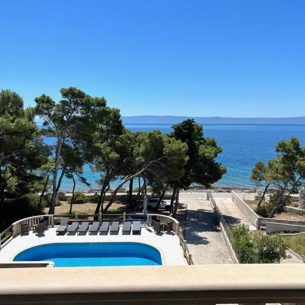 Vila Vera Seafront Apartments، فندق في سومارتين