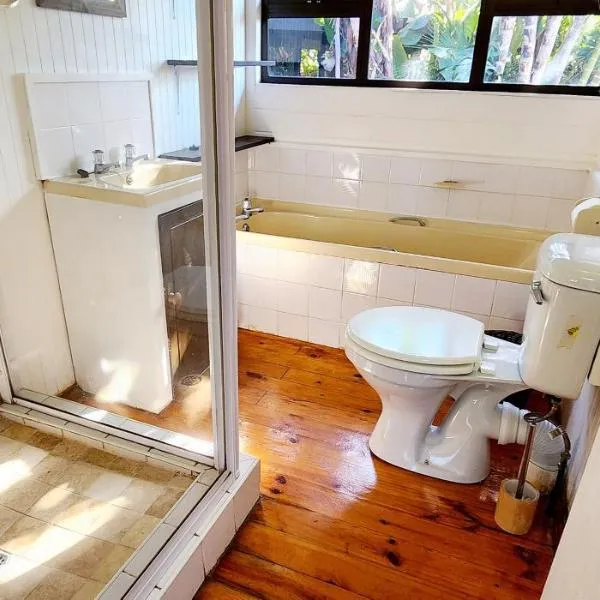 Milkwood Lodge 7 - Sleeps 7, hotel in Port Edward
