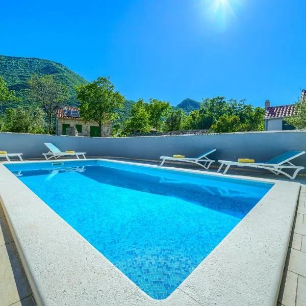 Villa Roglić with Pool and Outdoor Sports Area - Tennis, Mini Golf, hotel v destinaci Zagvozd