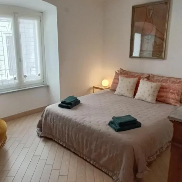 Apartment Corso Alfieri from 1700s AC & Queen Bed、アスティのホテル