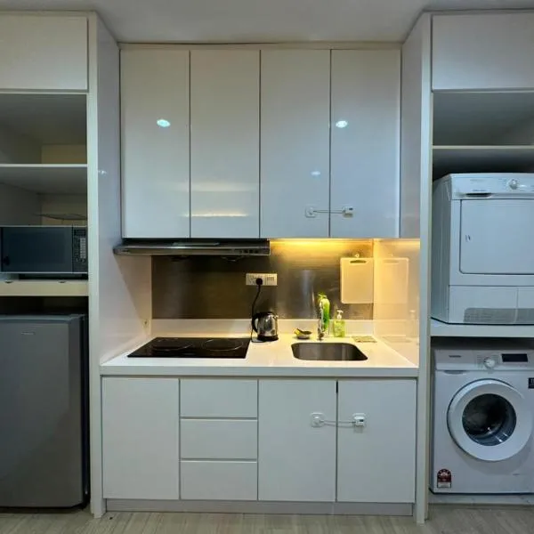2BR, 1 Car Park, 4Pax Seaview 118IslandPlaza, hotel in Tanjong Tokong
