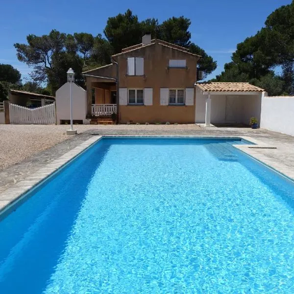 Grande chambre d'hôte dans maison provençale avec piscine, hotel en Cavaillon