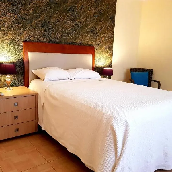 Island House near Curacao International Airport CUR, hotel v destinaci Willemstad