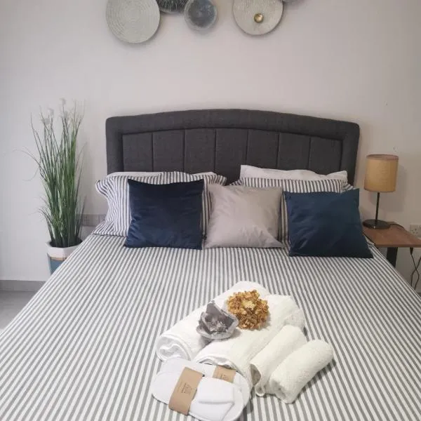 Seaview Studio Penthouse, hotel in Bahçeli