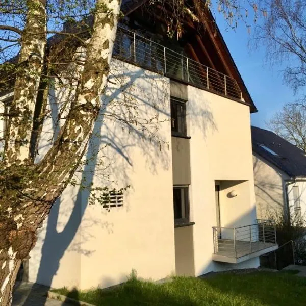 Modernes Ferienhaus mit 2 Balkonen, Terrasse und Garten !, хотел в Бохум