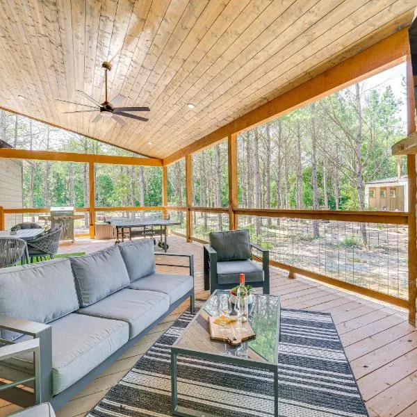 Scenic Riverfront Escape: Outdoor Oasis w/ Hot Tub, hotell i Broken Bow