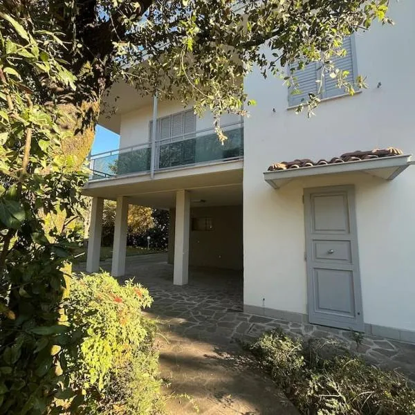 Casa Bianca con giardino a Magreta di Formigine, hotel v destinaci Magreta
