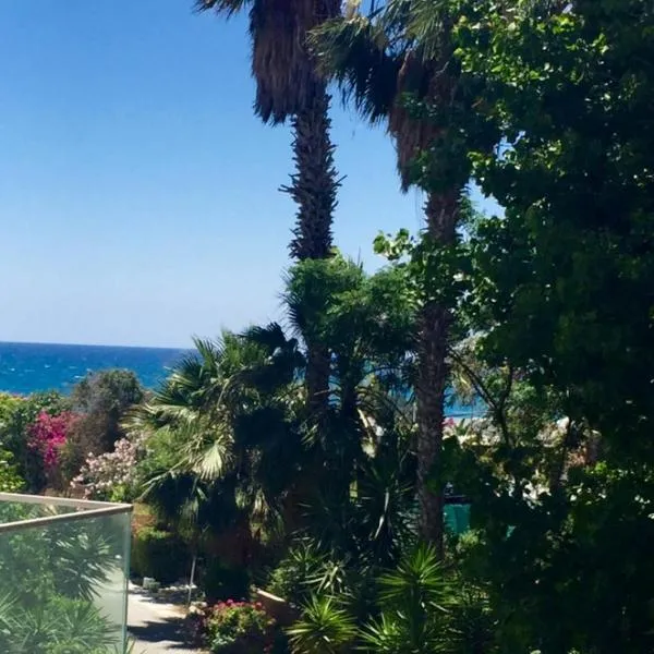 Modern 1 bedroom sea view beach apartment, Hotel in Limassol