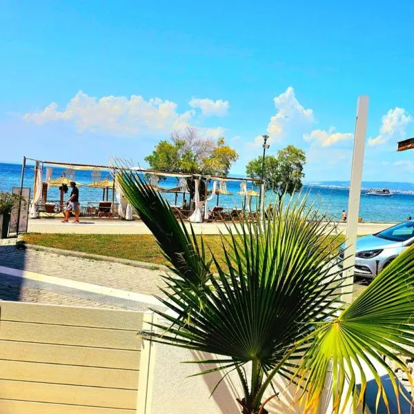 SUN SEA No 7 first line, hotel in Perea