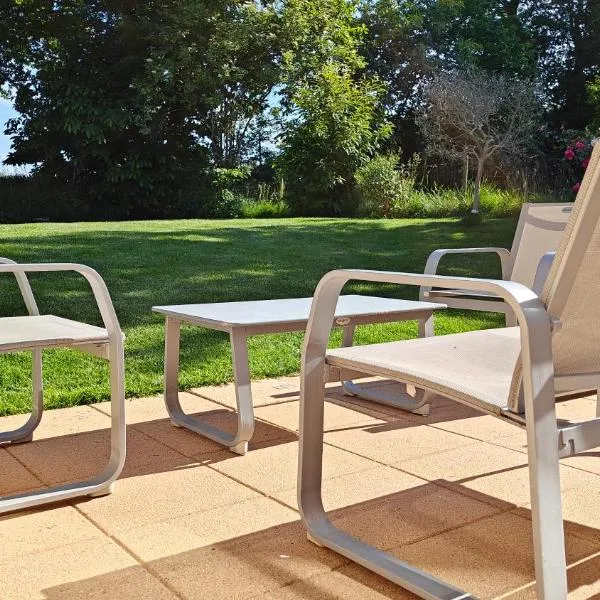 Maison familiale au cœur du pays de Brocéliande: Montfort-sur-Meu şehrinde bir otel