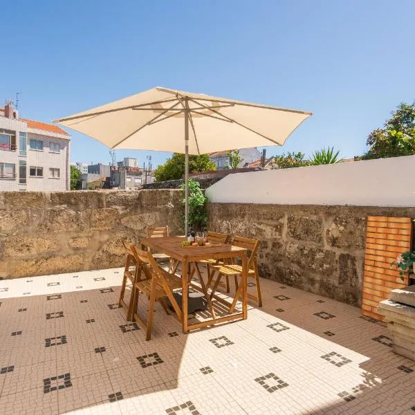 Host Wise - Elegant Colorful House w Private Terrace, hotel v Portu